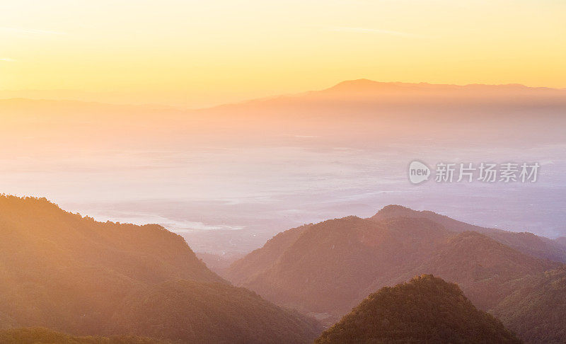 在Doi angkhang清迈自然景观风景秀丽的日出在泰国北部